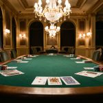 Table de jeu élégante et vide dans une ambiance de casino parisien, avec tapis vert, cartes et jetons soigneusement disposés.