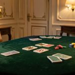 Ambiance élégante d’une salle de cartes parisienne avec tables en velours vert, cartes disposées avec soin, jetons colorés et éclairage chaleureux.